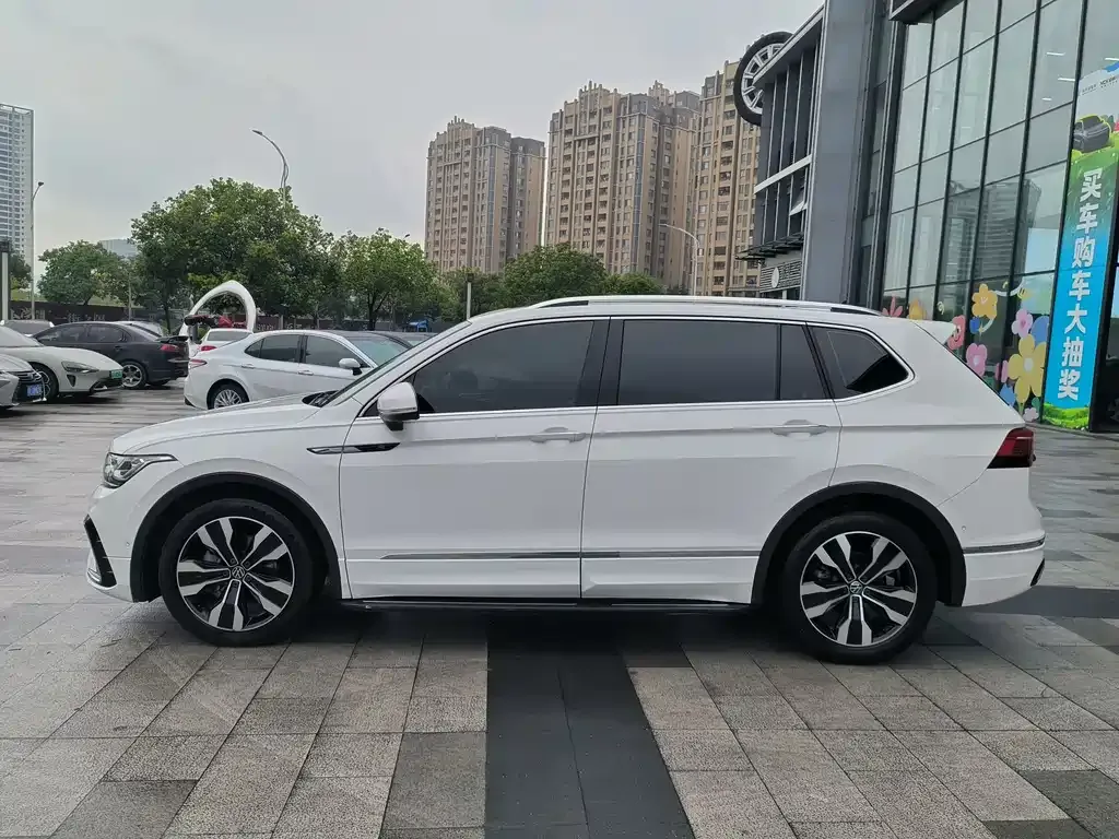 Volkswagen Tiguan L — фото 3