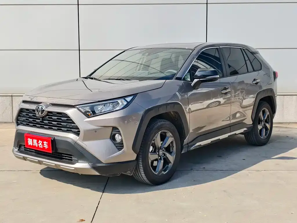 Toyota RAV4 — фото 1