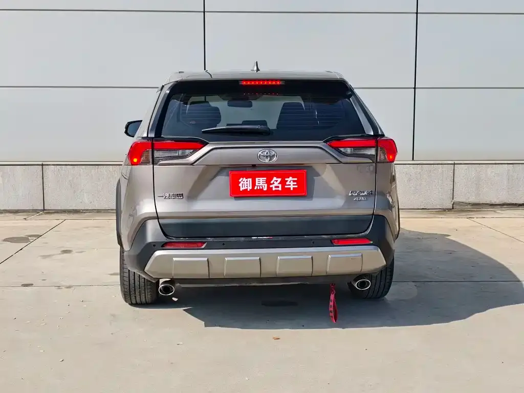 Toyota RAV4 — фото 4