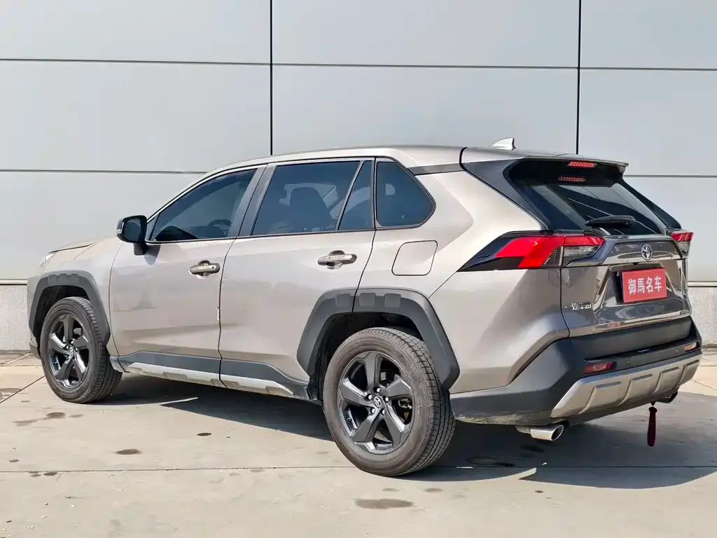 Toyota RAV4 — фото 5
