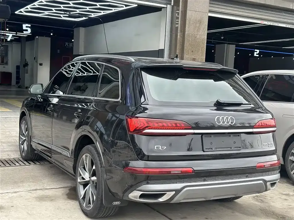 Audi Q7 2024 из CN, фото 6