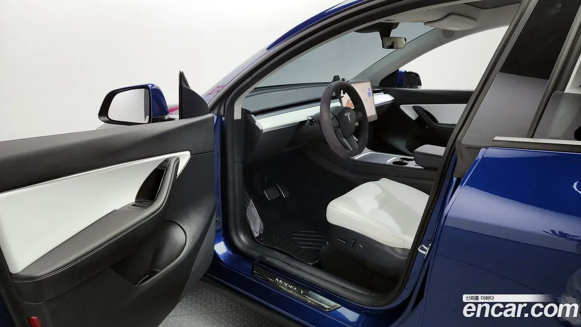 Tesla Model Y — фото 10