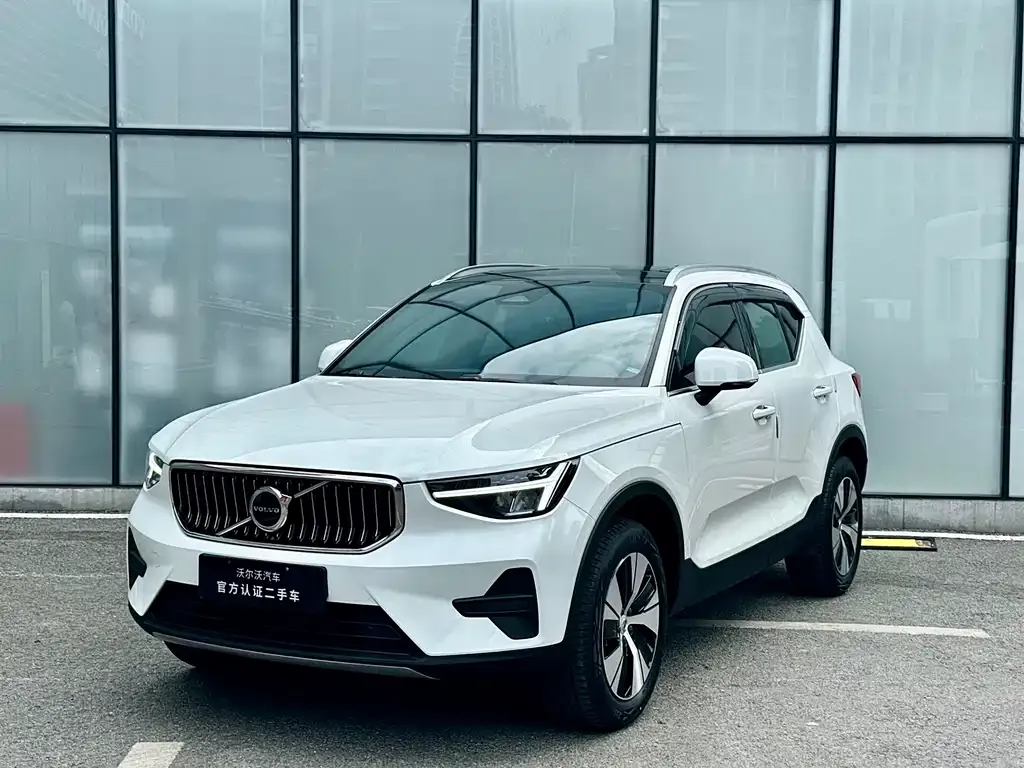 Volvo XC40 — фото 1