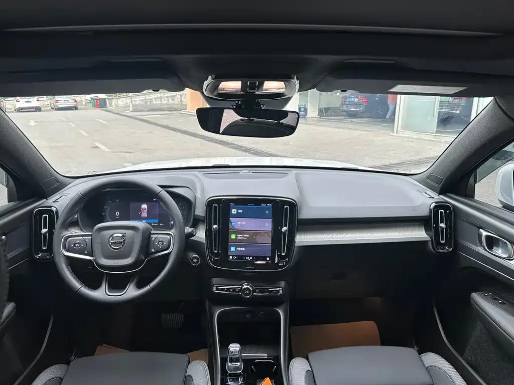 Volvo XC40 — фото 10