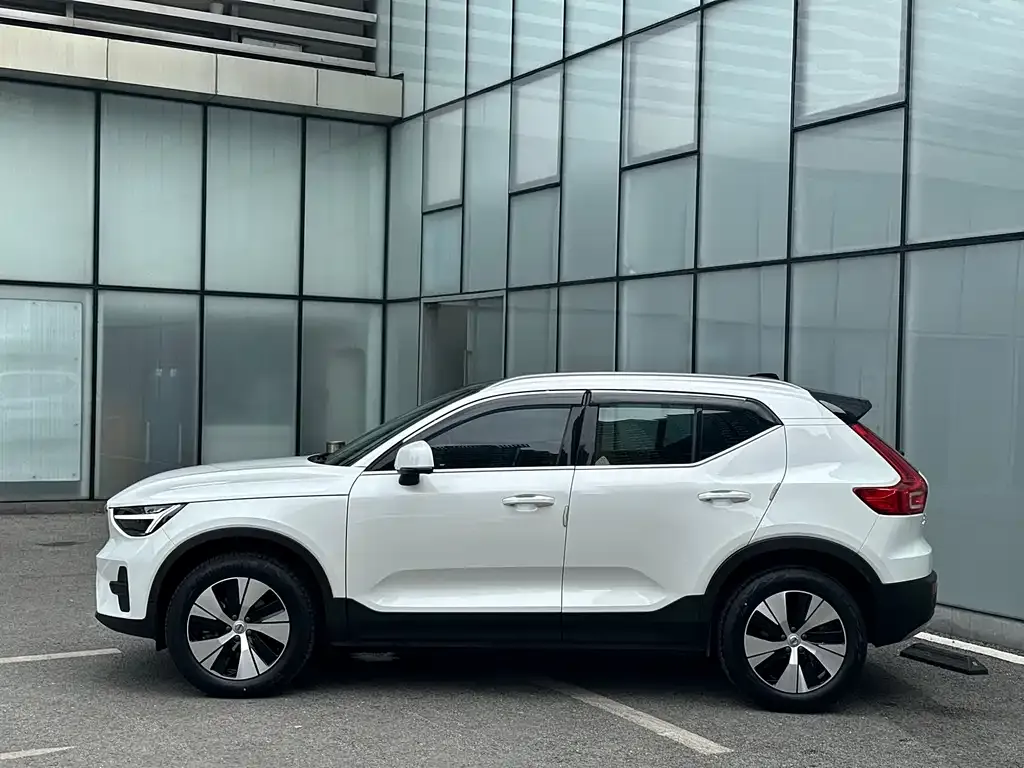 Volvo XC40 — фото 5