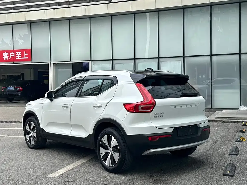 Volvo XC40 — фото 6