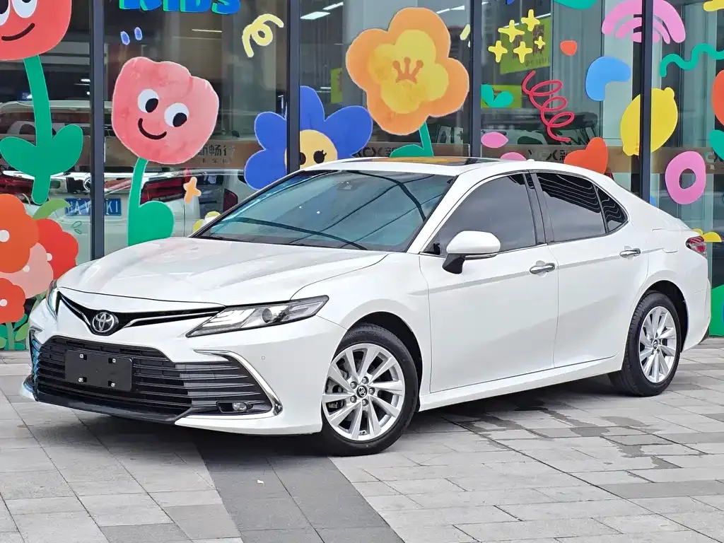 Toyota Camry — фото 1