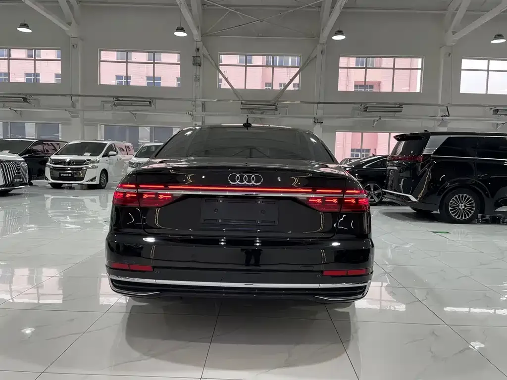 Audi A8 — фото 4