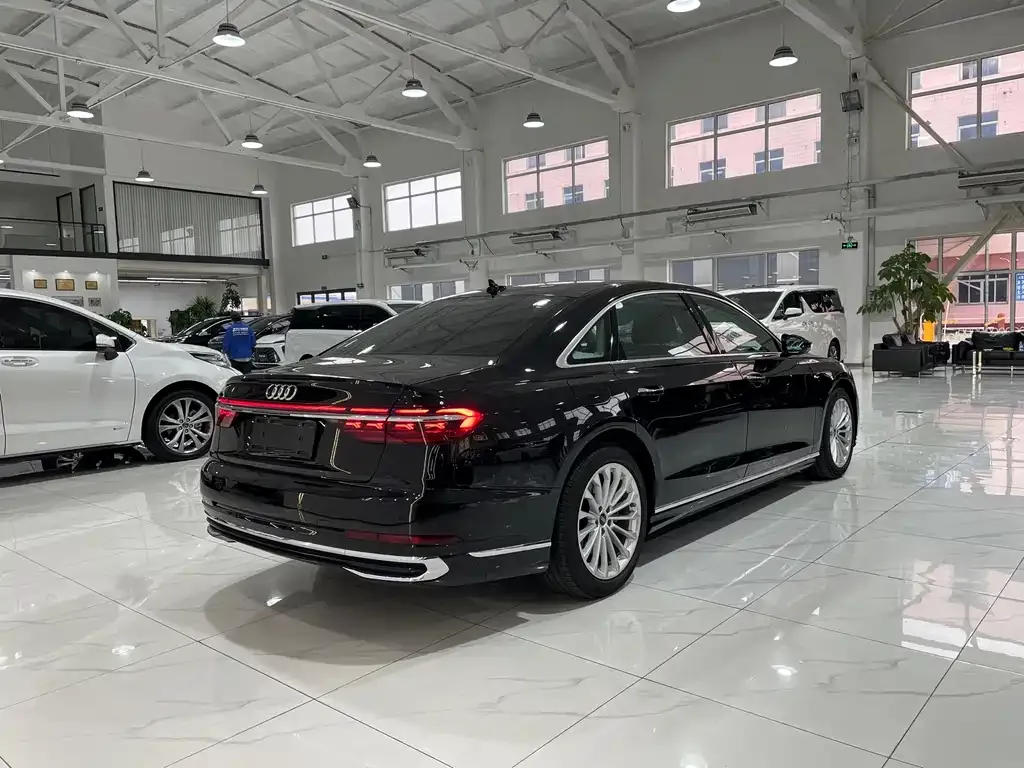 Audi A8 — фото 6
