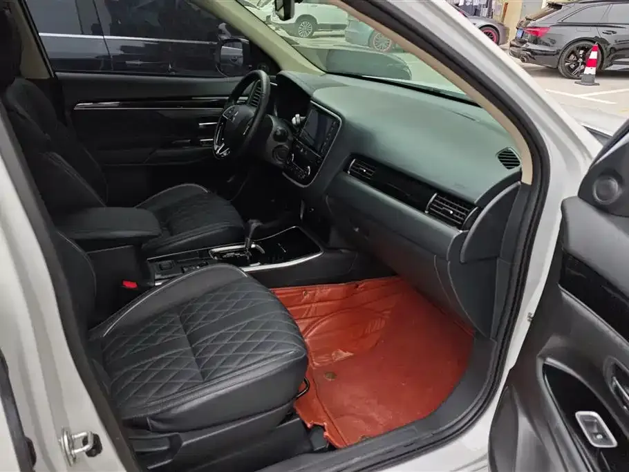 Mitsubishi Outlander 2022 из CN, фото 8