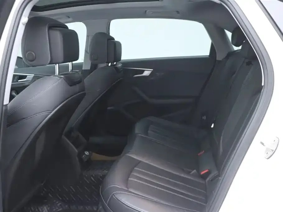 Audi A4L 2021 из CN, фото 8