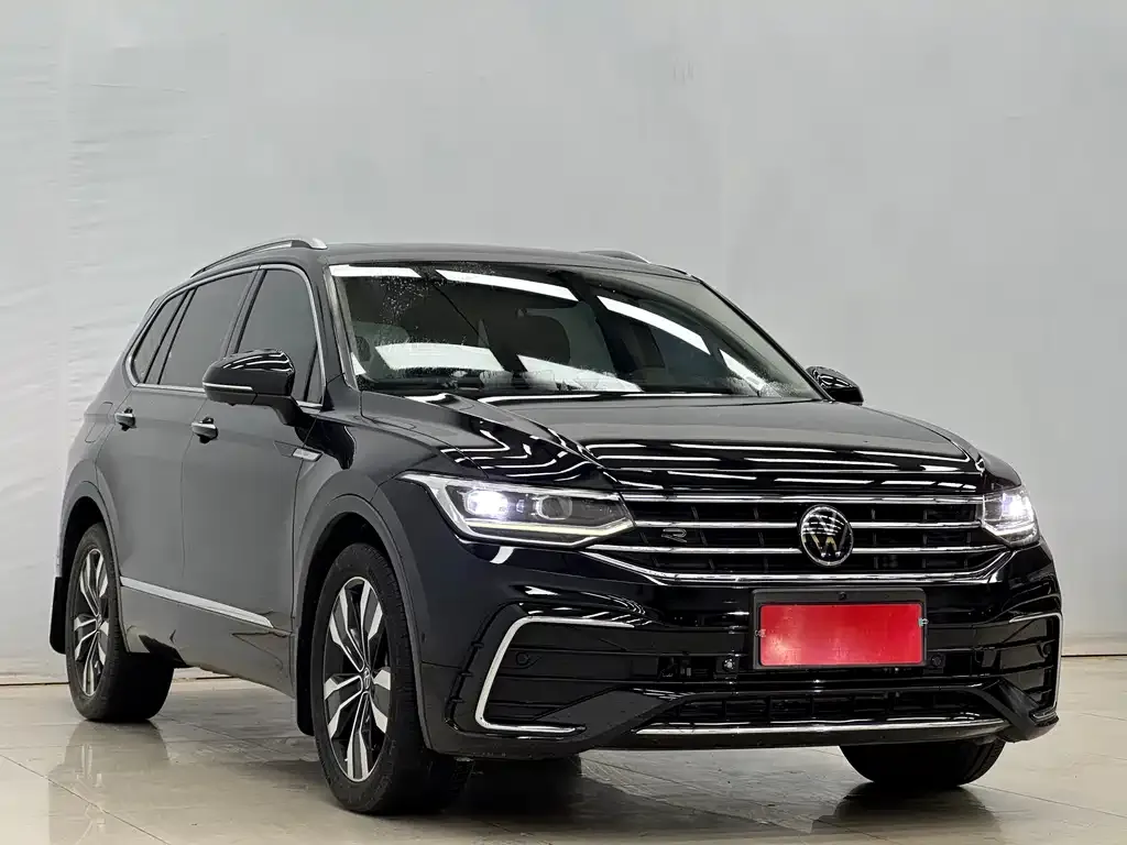 Volkswagen Tiguan L — фото 1