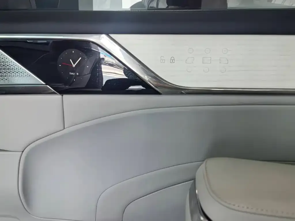 Volvo EM90 2024 из CN, фото 10