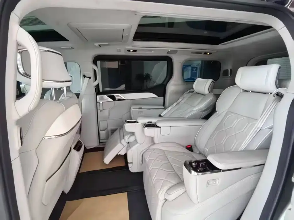 Volvo EM90 2024 из CN, фото 7