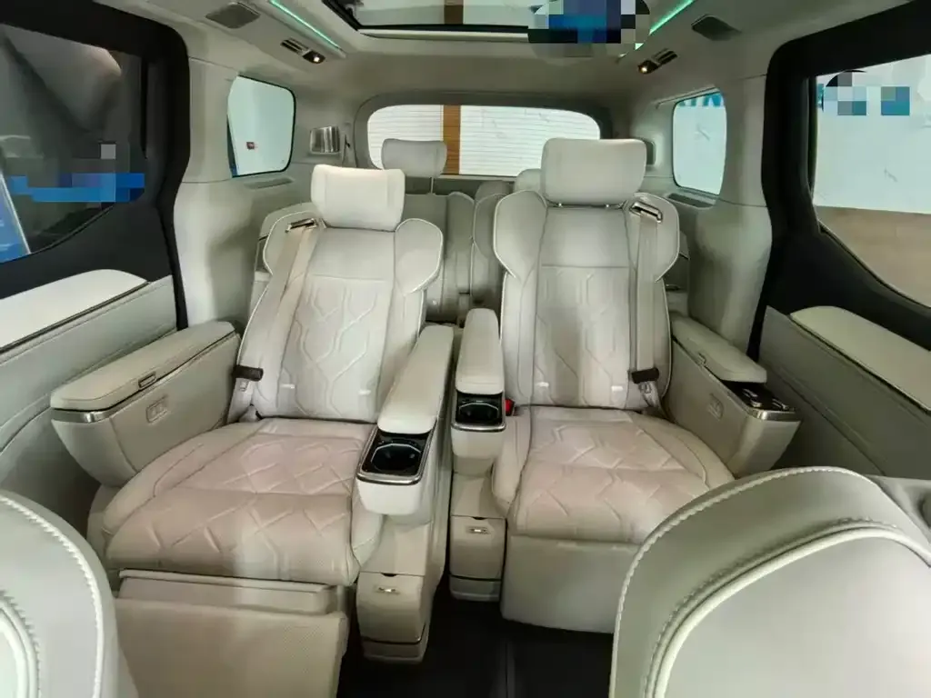 Volvo EM90 2024 из CN, фото 8