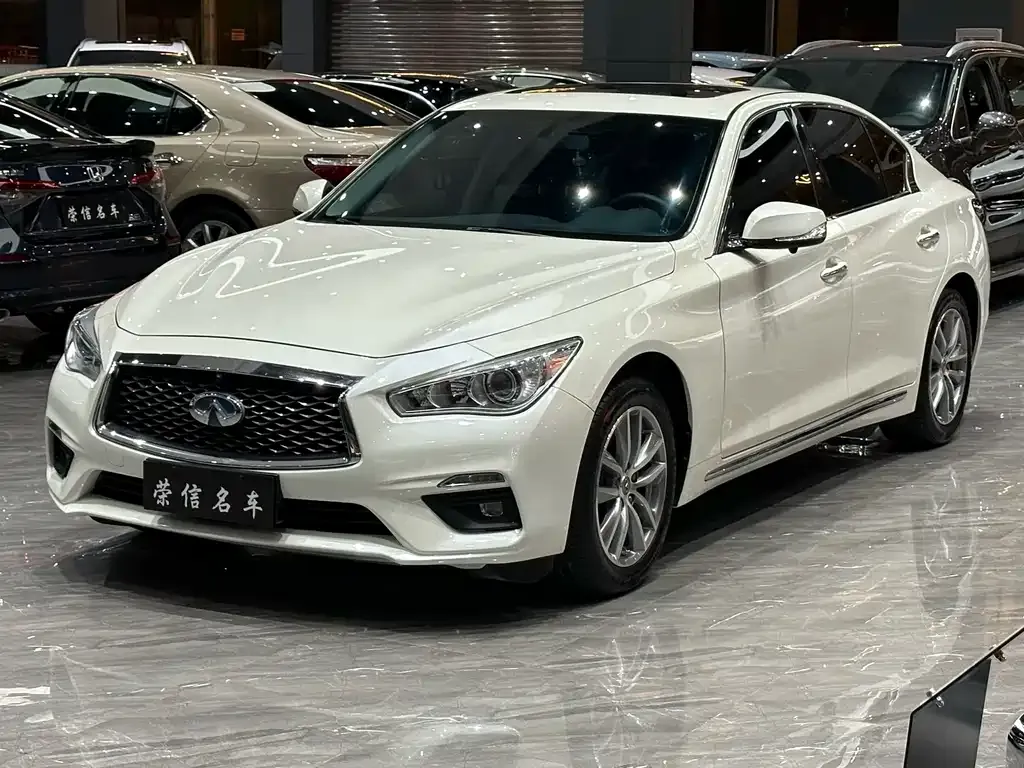 Infiniti Q50L — фото 1