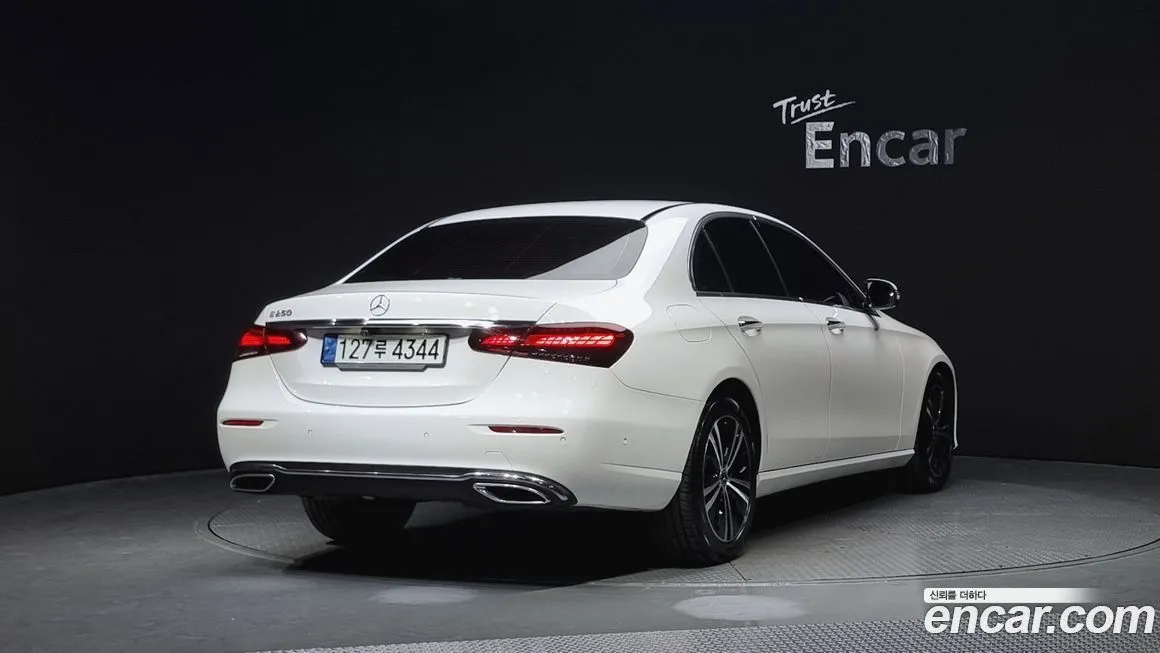 Mercedes-Benz E-Class — фото 2