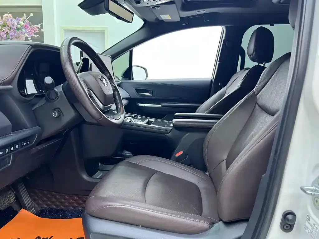 Toyota Sienna — фото 4