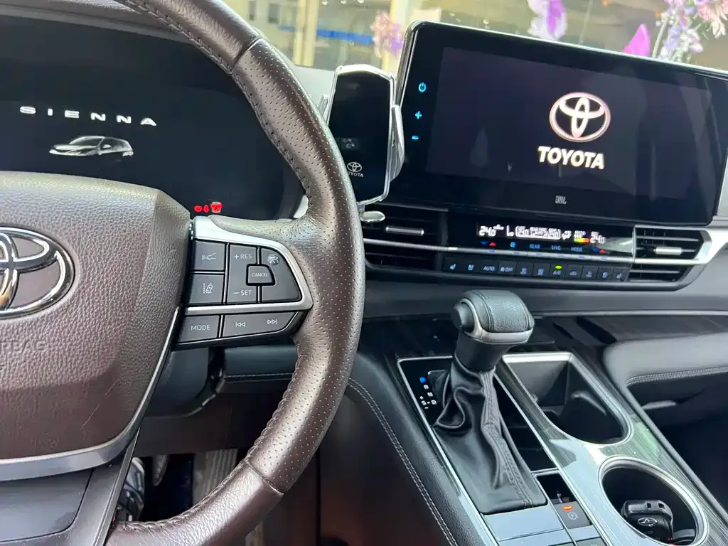 Toyota Sienna — фото 8