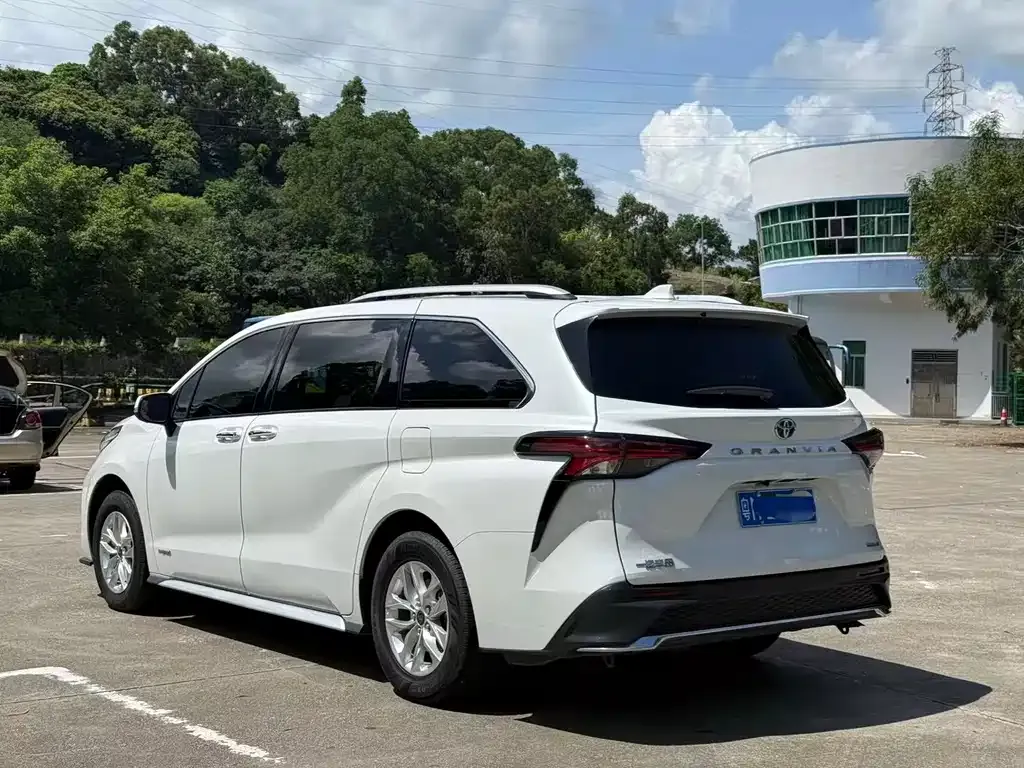Toyota Granvia 2023 из CN, фото 8