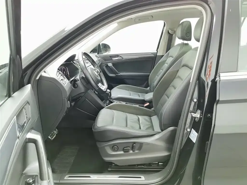Volkswagen Tiguan L — фото 10