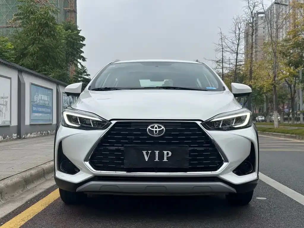 Toyota Yaris L — фото 1