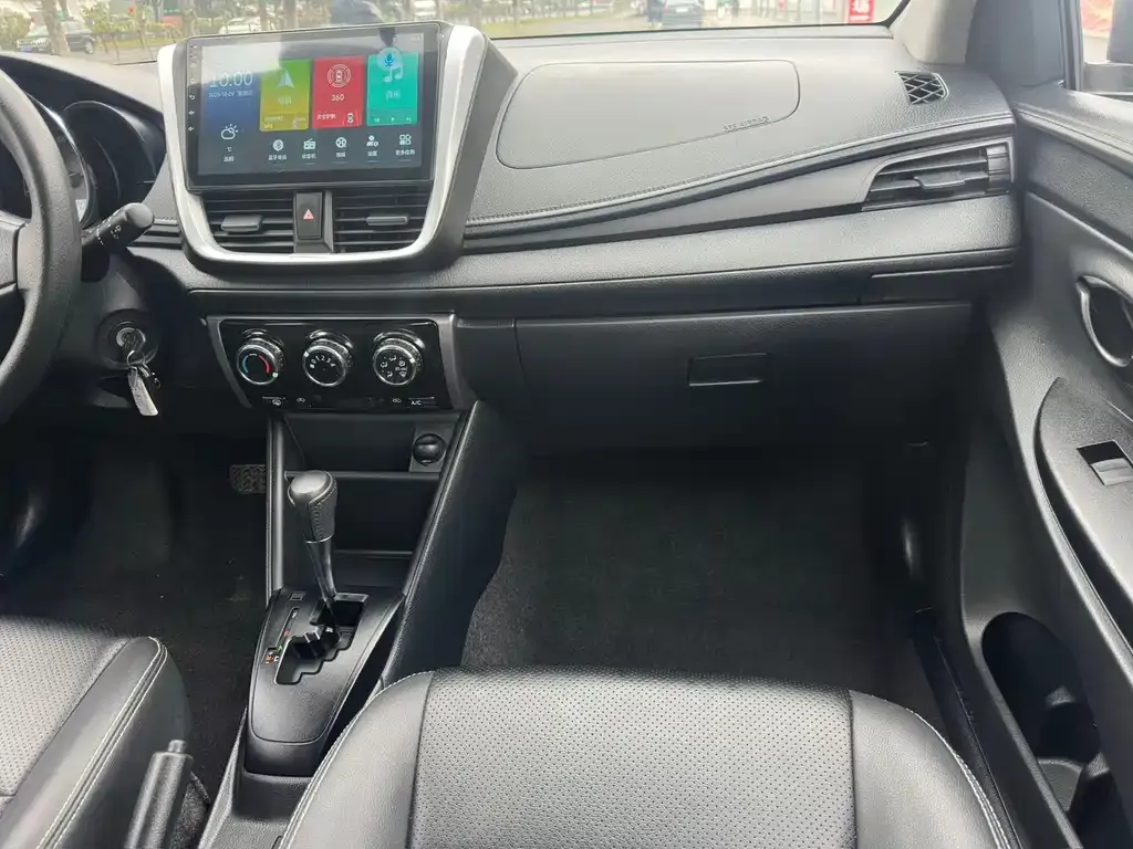 Toyota Yaris L — фото 10