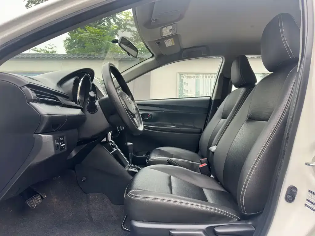 Toyota Yaris L — фото 3