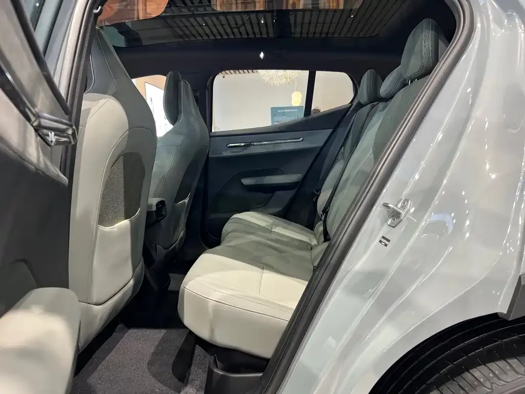 Volvo EX30 — фото 8