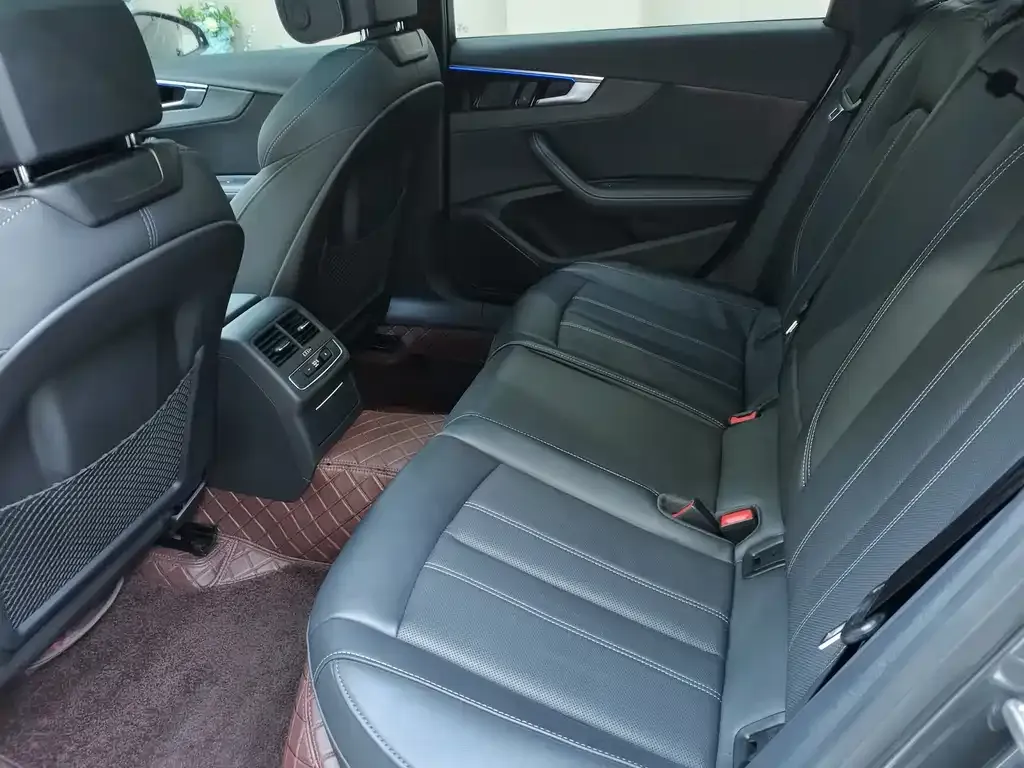 Audi A4L 2023 из CN, фото 8