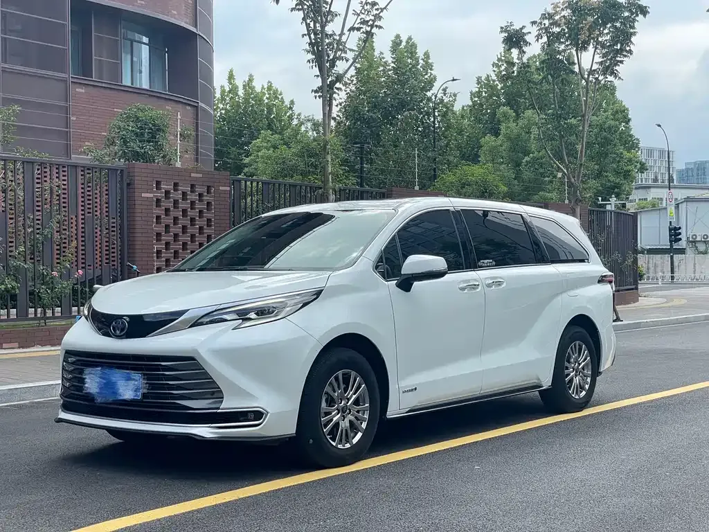 Toyota Sienna 2023 из CN, фото 1