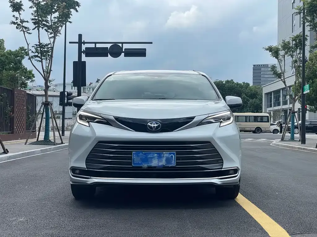 Toyota Sienna 2023 из CN, фото 2