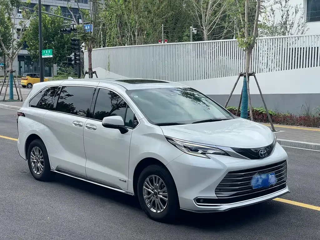 Toyota Sienna 2023 из CN, фото 3