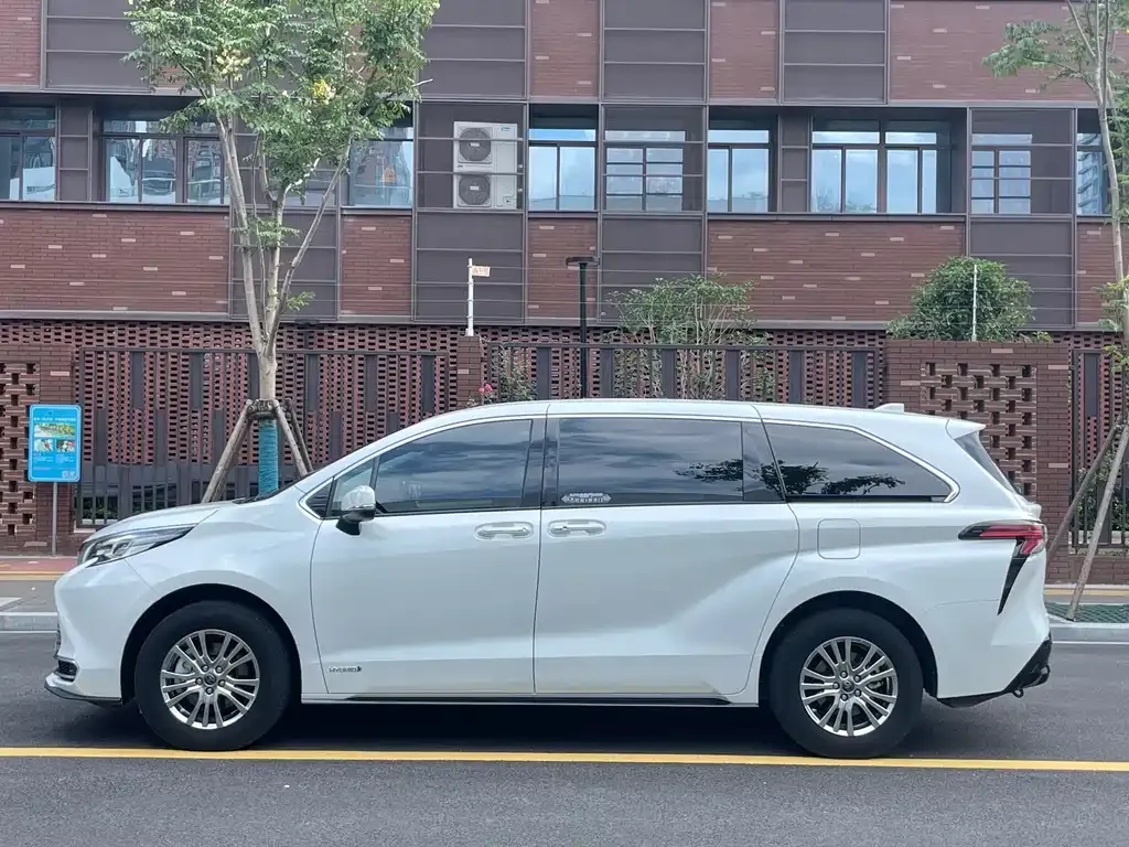 Toyota Sienna 2023 из CN, фото 4