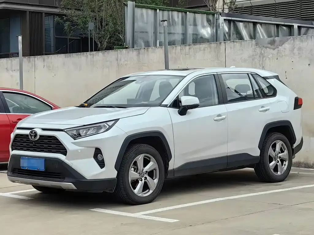Toyota RAV4 2023 из CN, фото 1