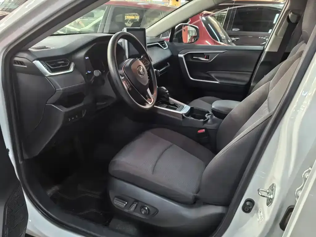 Toyota RAV4 2023 из CN, фото 4