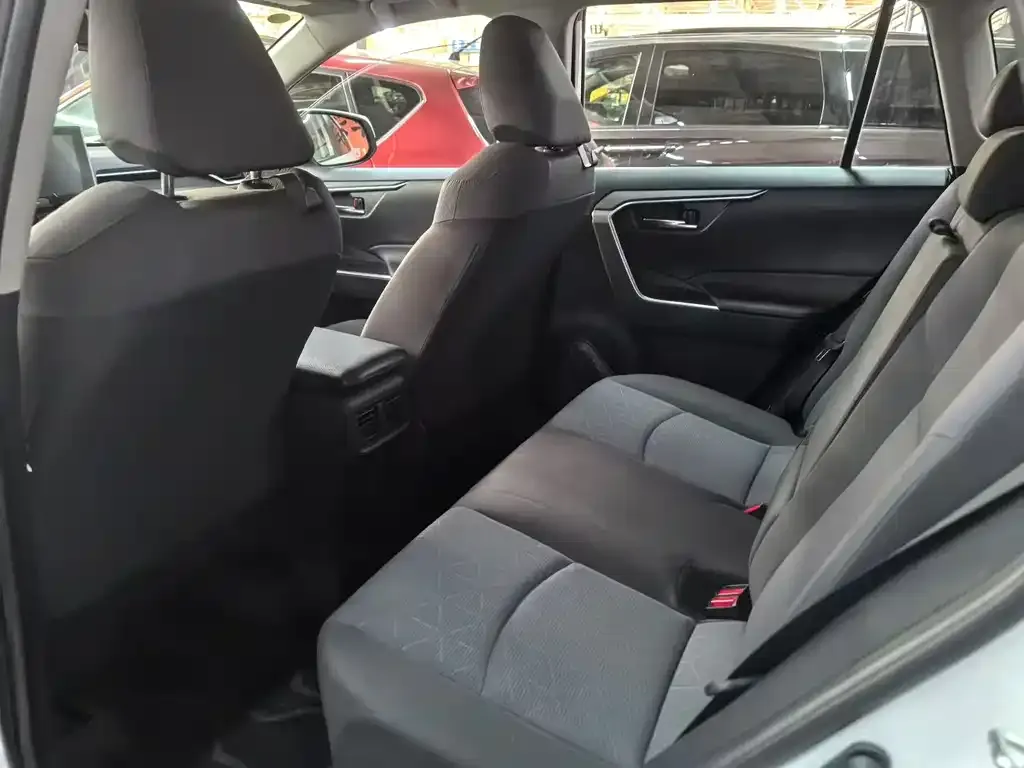 Toyota RAV4 2023 из CN, фото 5