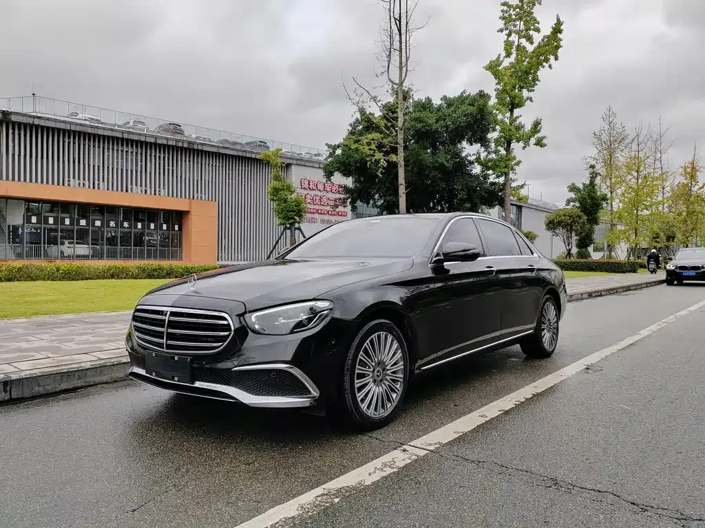 Mercedes-Benz E-Class — фото 1