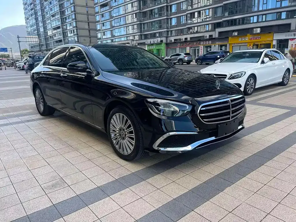 Mercedes-Benz E-Class — фото 1