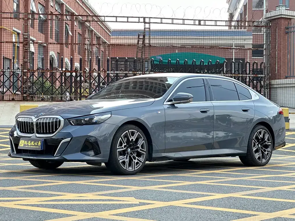 BMW 5 Series — фото 1