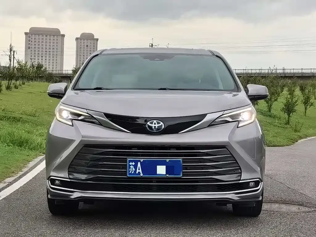 Toyota Sienna 2023 из CN, фото 2