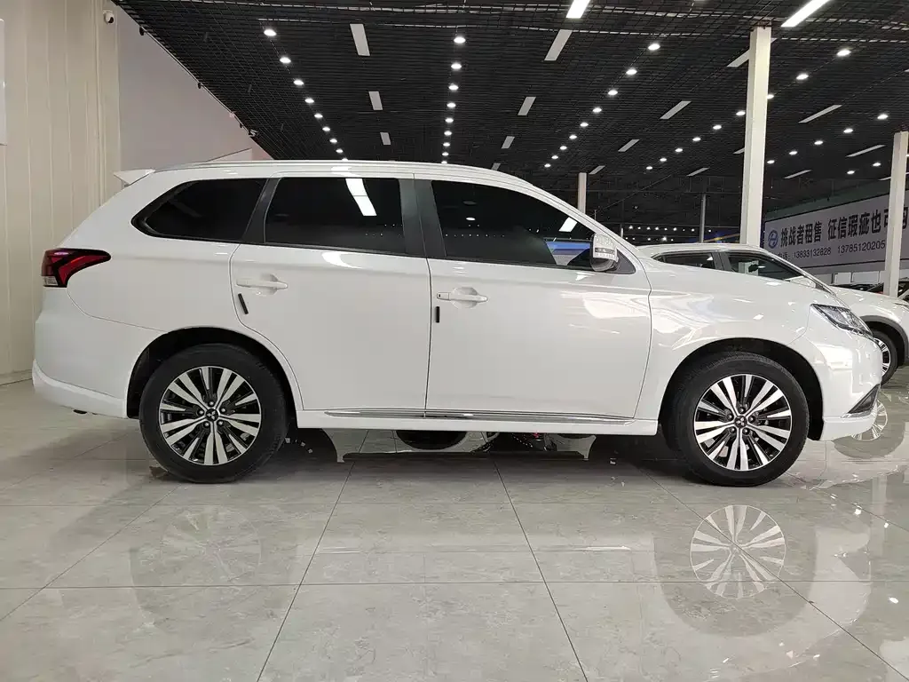 Mitsubishi Outlander 2022 из CN, фото 9