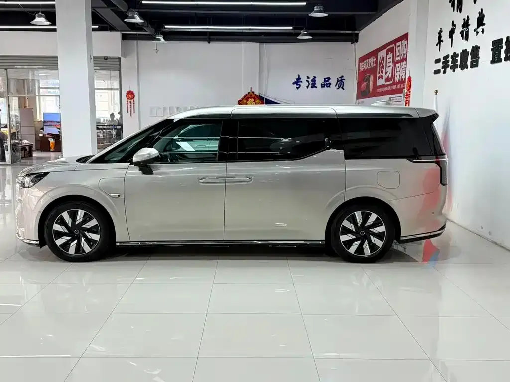 Volvo EM90 2024 из CN, фото 9