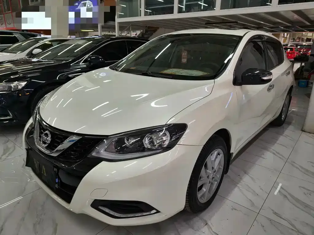 Nissan Tiida — фото 1