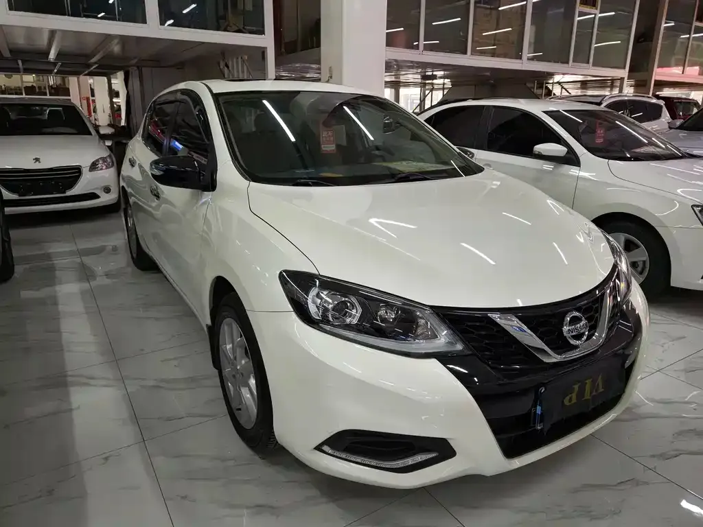 Nissan Tiida — фото 2