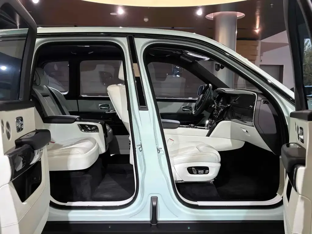 Rolls-Royce Cullinan 2024 из CN, фото 10