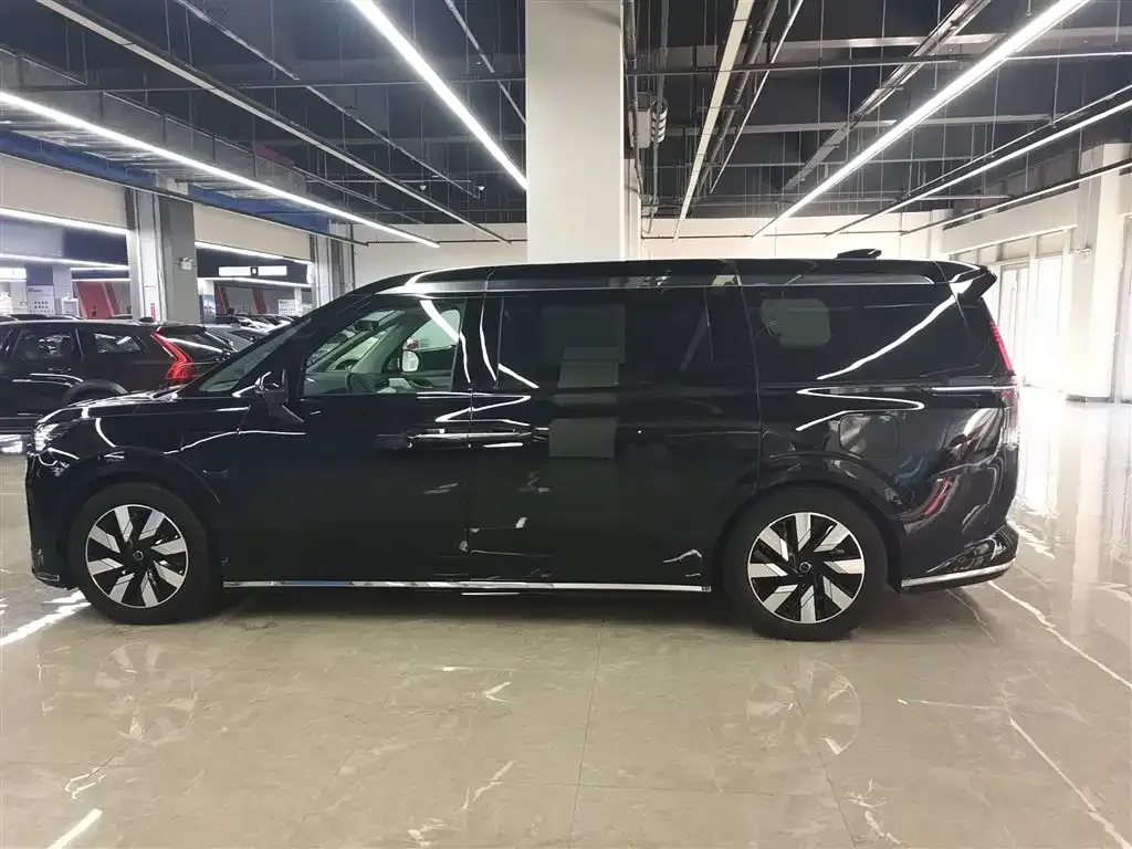 Volvo EM90 2024 из CN, фото 5