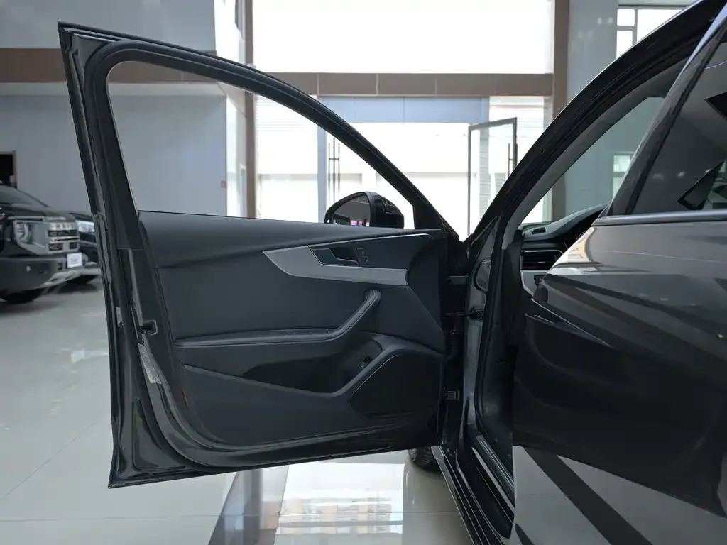 Audi A4L 2021 из CN, фото 6