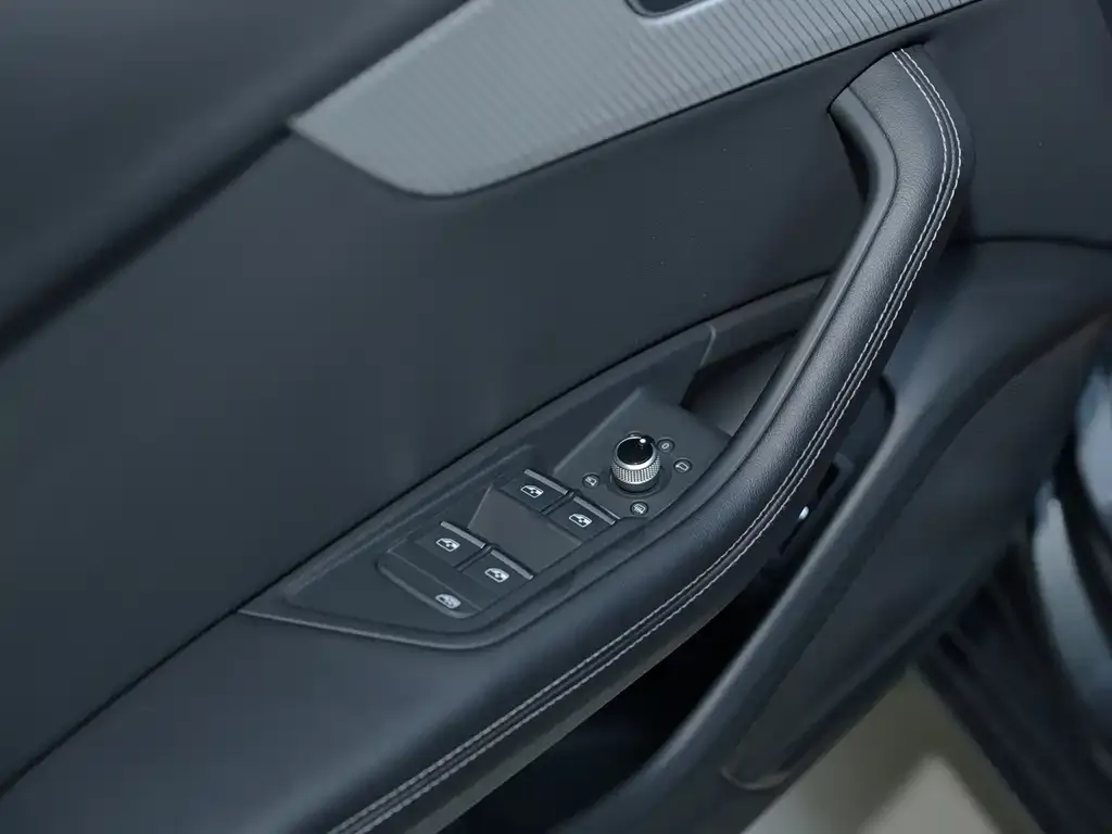 Audi A4L 2021 из CN, фото 7