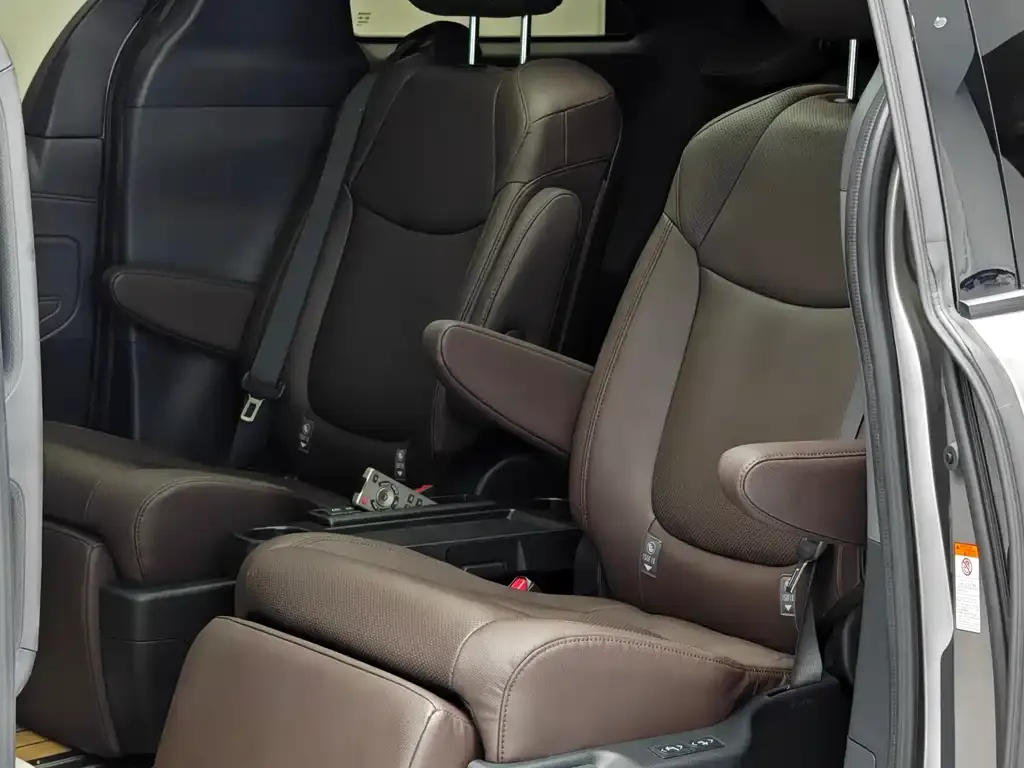 Toyota Granvia 2023 из CN, фото 8